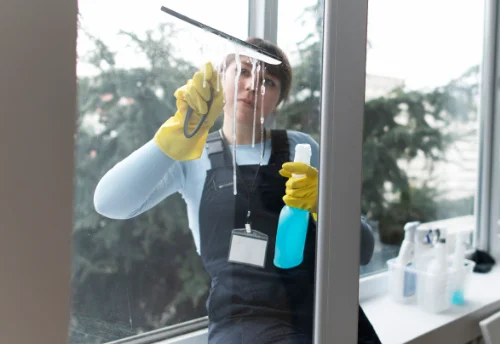 Nettoyage de vitres intérieures et extérieures à Lèves